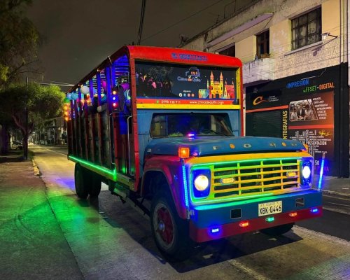 Vive la mejor farra a bordo de nuestra Chiva Tradicional en Quito